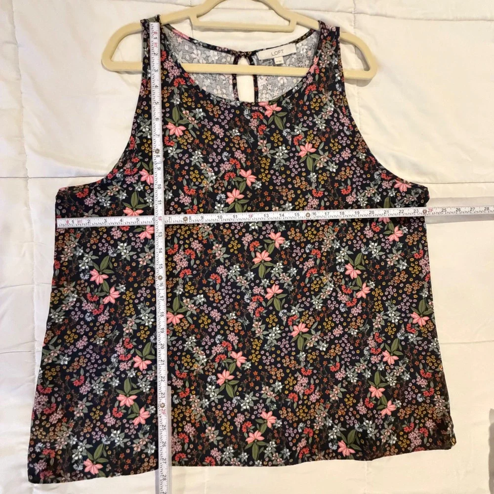 LOFT Tank Top Women XXL Navy Floral Sleeveless Keyhole Back Flowy Blouse